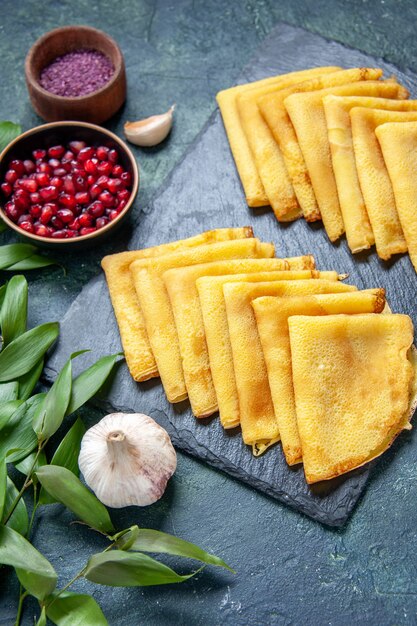 Vue de dessus de délicieuses crêpes sur une surface bleu foncé