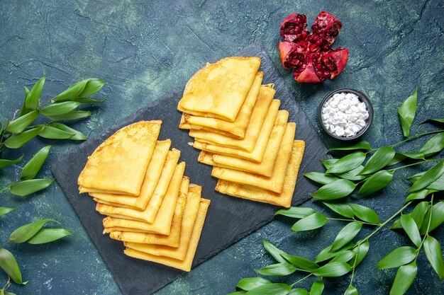 Vue de dessus de délicieuses crêpes sur la surface bleue