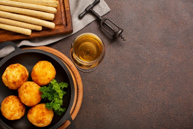 Vue de dessus de délicieuses croquettes de nourriture frite