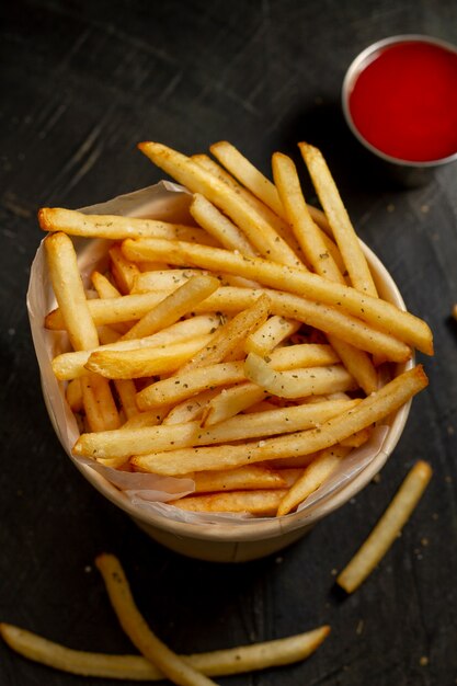 Vue de dessus de délicieuses frites et sauce