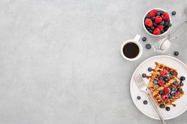 Vue de dessus de délicieuses gaufres sucrées en assiette