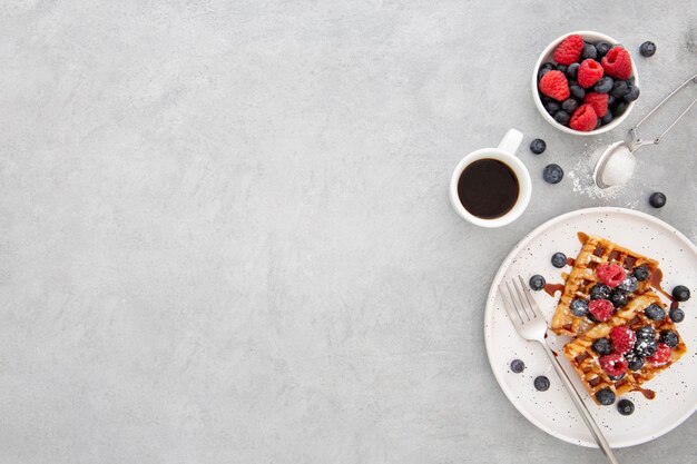 Vue de dessus de délicieuses gaufres sucrées en assiette