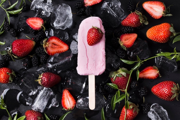 Vue de dessus de délicieuses glaces aux fraises