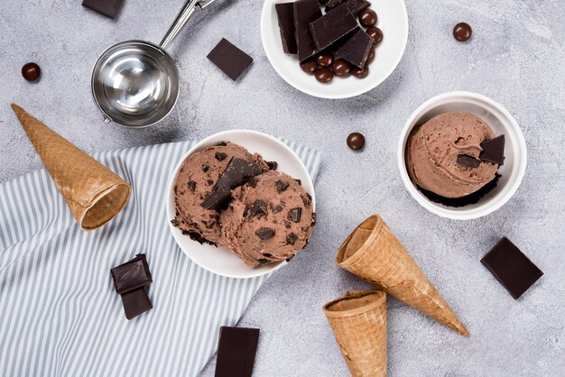 Vue de dessus de délicieuses glaces sur la table