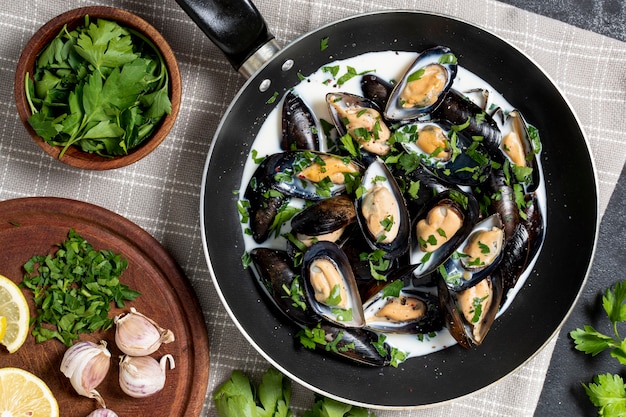 Vue de dessus de délicieuses moules à l'ail et au persil