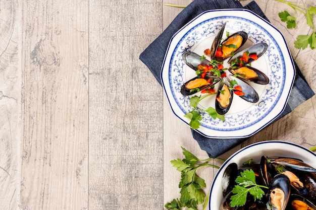 Vue de dessus de délicieuses moules sur une assiette