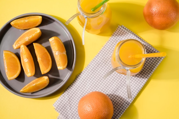 Vue de dessus de délicieuses oranges sur la table