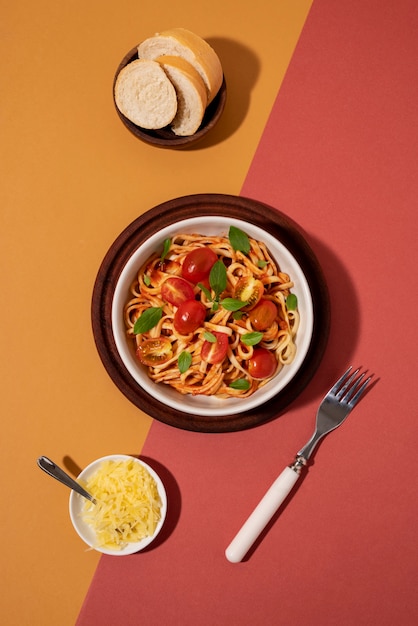 Vue de dessus de délicieuses pâtes aux tomates