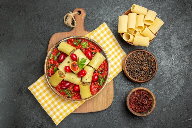 Vue de dessus de délicieuses pâtes italiennes avec de la viande et de la sauce tomate sur la surface grise repas pâtes dîner nourriture