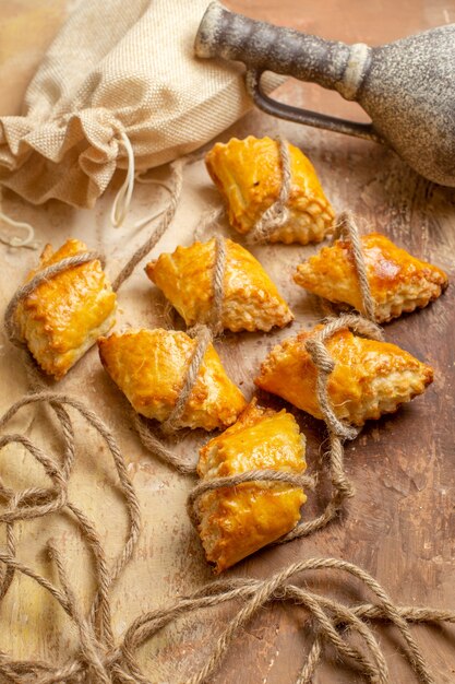 Vue de dessus de délicieuses pâtisseries aux noix avec des cordes sur fond marron