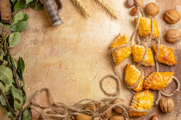 Vue de dessus de délicieuses pâtisseries aux noix avec des cordes et des noix