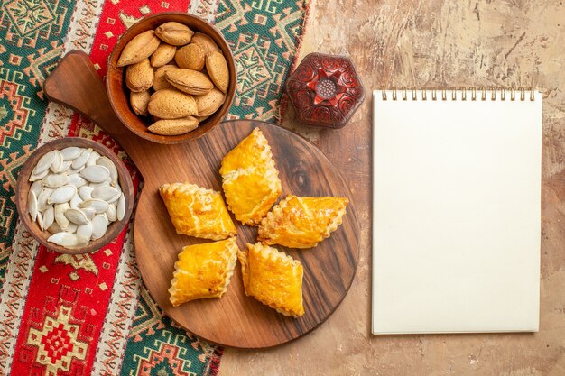 Vue de dessus de délicieuses pâtisseries aux noix gâteaux sucrés