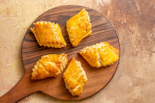 Vue de dessus de délicieuses pâtisseries aux noix gâteaux sucrés