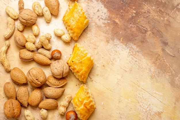 Vue de dessus de délicieuses pâtisseries aux noix gâteaux sucrés