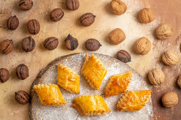 Vue de dessus de délicieuses pâtisseries aux noix gâteaux sucrés