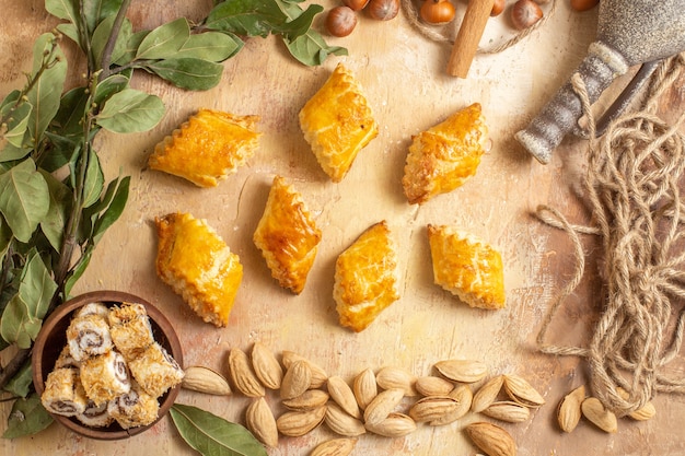 Vue de dessus de délicieuses pâtisseries aux noix avec des noix fraîches sur un bureau en bois