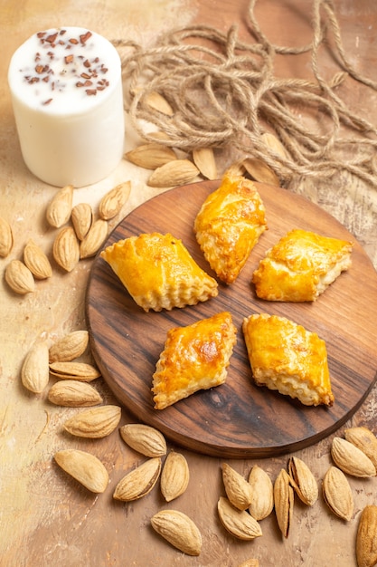 Vue de dessus de délicieuses pâtisseries aux noix avec des noix sur le plancher en bois