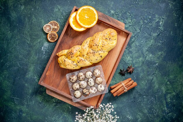 Vue de dessus de délicieuses pâtisseries avec des œufs de caille sur la surface bleu foncé