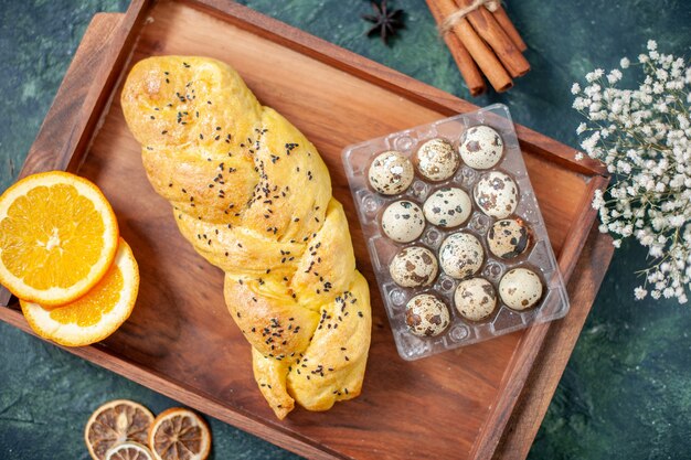 Vue de dessus de délicieuses pâtisseries avec des œufs de caille sur la surface bleu foncé