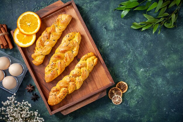 Vue de dessus de délicieuses pâtisseries sur la surface bleu foncé