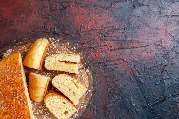 Vue De Dessus De Délicieuses Pâtisseries En Tranches Sur La Surface Sombre