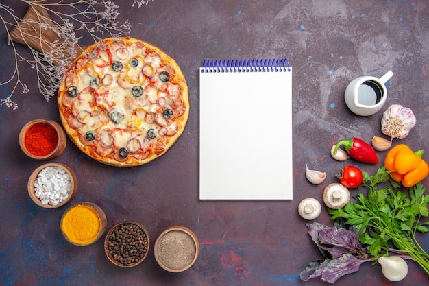 Vue de dessus de délicieuses pizzas aux champignons avec des olives au fromage et des assaisonnements sur un bureau sombre pâte alimentaire pizza repas italien