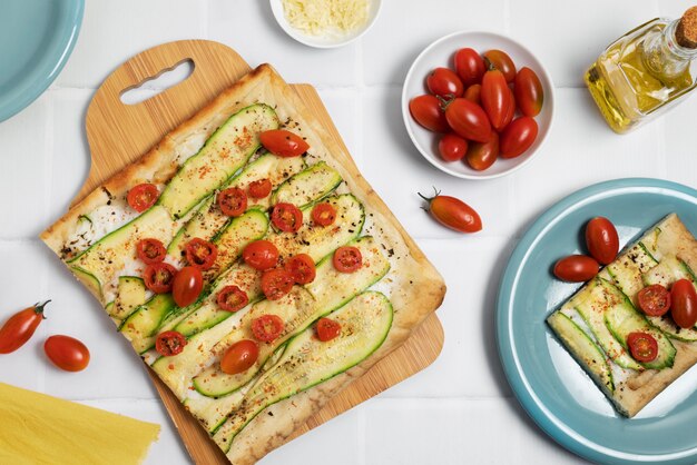 Vue de dessus de délicieuses pizzas sur planche de bois