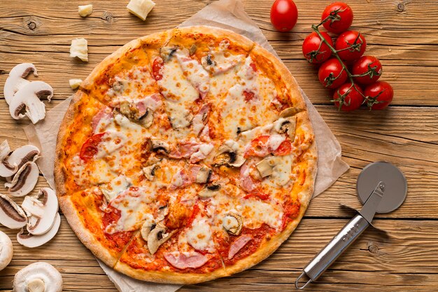 Vue de dessus de délicieuses pizzas sur table en bois