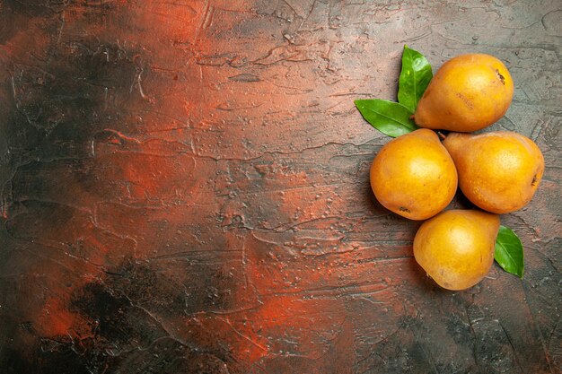 Vue de dessus de délicieuses poires sucrées sur fond sombre