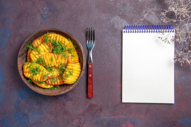 Photo gratuite vue de dessus de délicieuses pommes de terre cuites avec des légumes verts à l'intérieur d'une assiette brune sur un bureau sombre cuisine cips dîner nourriture pomme de terre