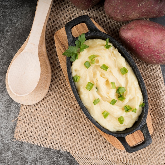 Vue de dessus de délicieuses pommes de terre en purée