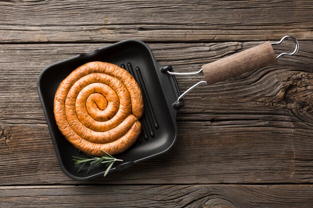 Vue de dessus avec de délicieuses saucisses grillées