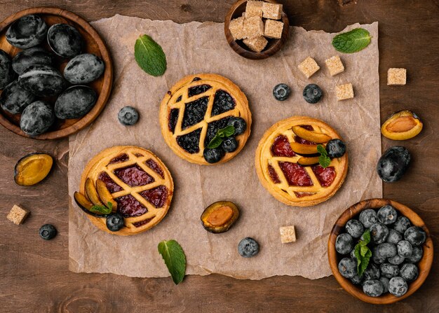 Vue de dessus de délicieuses tartes aux fruits aux prunes