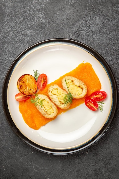 Vue de dessus de délicieuses tartes aux pommes de terre avec citrouille à l'intérieur de la plaque sur le fond gris cuire au four plat de couleur tranche de dîner