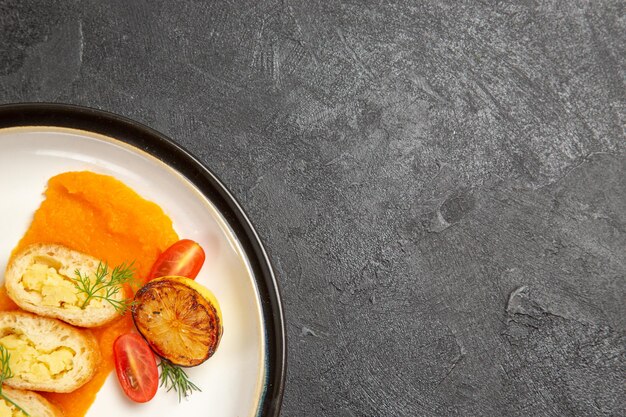 Vue de dessus de délicieuses tartes aux pommes de terre avec citrouille à l'intérieur de la plaque sur fond gris cuire au four plat de couleur tranches de dîner