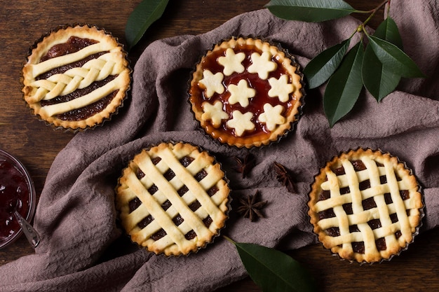 Vue de dessus de délicieuses tartes prêtes à être servies