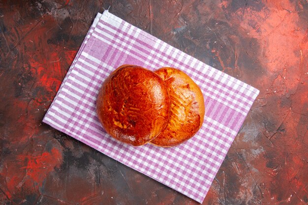 Vue de dessus de délicieuses tartes sucrées sur la tarte de table sombre pâtisserie biscuit gâteau sucré