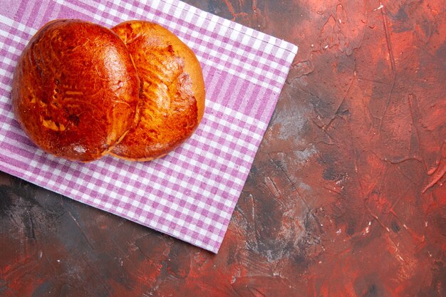 Vue de dessus de délicieuses tartes sucrées sur la tarte de table sombre pâtisserie biscuit gâteau sucré