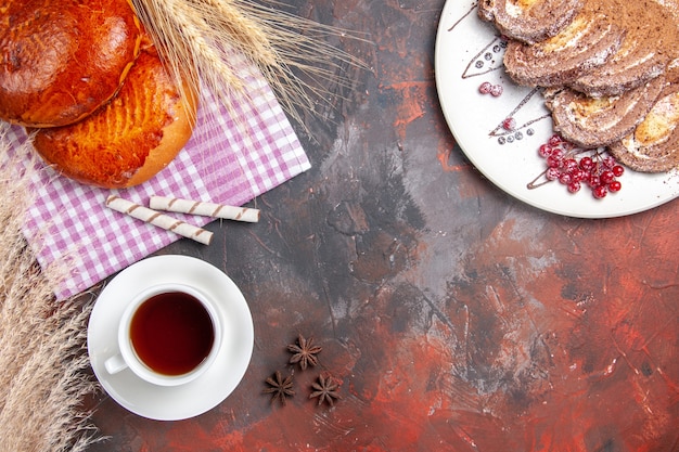 Vue de dessus de délicieuses tartes tranchées aux fruits rouges