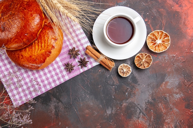 Vue de dessus de délicieuses tartes tranchées aux fruits rouges