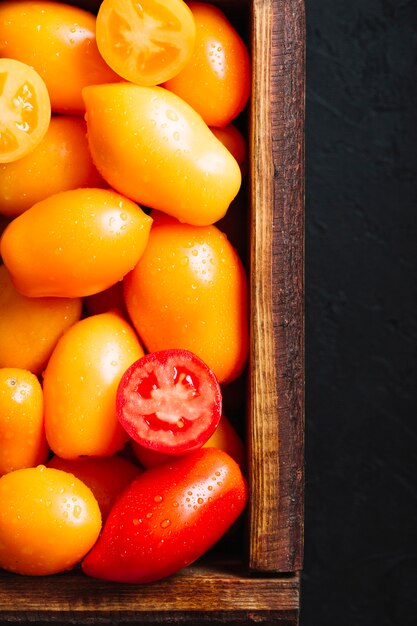 Vue de dessus de délicieuses tomates dans un panier