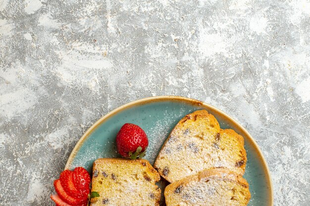 Vue de dessus de délicieuses tranches de gâteau avec des fruits sur la surface légère gâteau aux fruits tarte douce