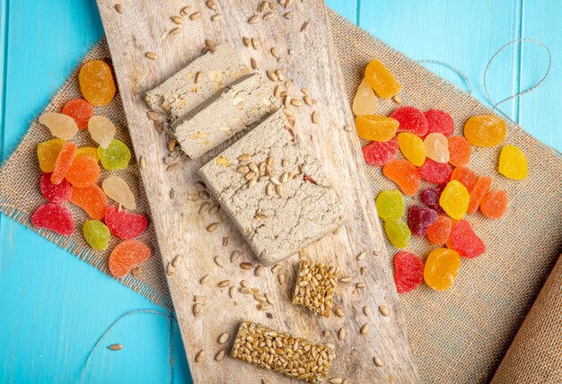 Vue de dessus de délicieuses tranches de halva kozinaki sucré de graines de tournesol et de bonbons colorés à la marmelade