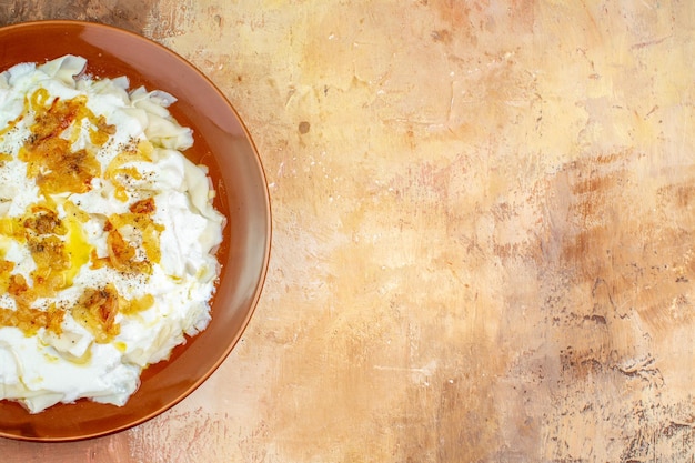 Photo gratuite vue de dessus de délicieuses tranches de pâte avec du yogourt et de l'huile sur une surface légère