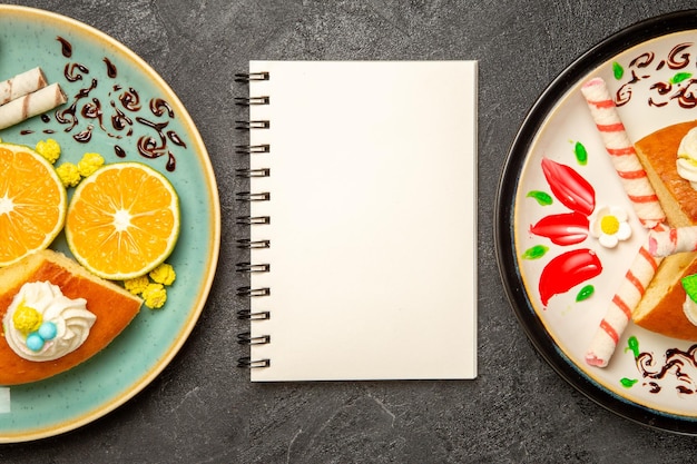 Vue de dessus de délicieuses tranches de tarte aux mandarines fraîches sur fond gris tarte aux fruits pâte à sucre gâteau au thé