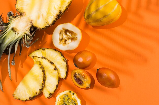 Vue de dessus délicieux ananas et fruits sur la table