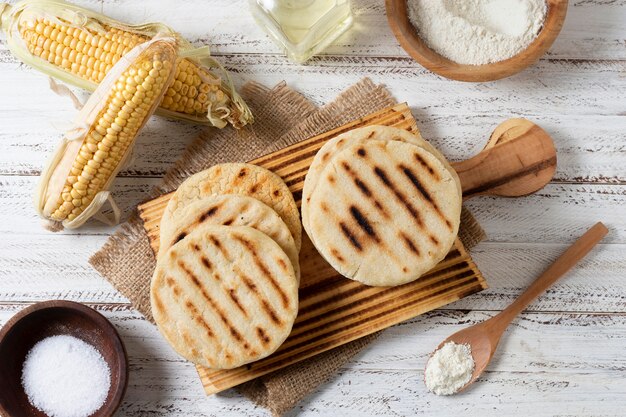 Vue de dessus délicieux arrangement arepas