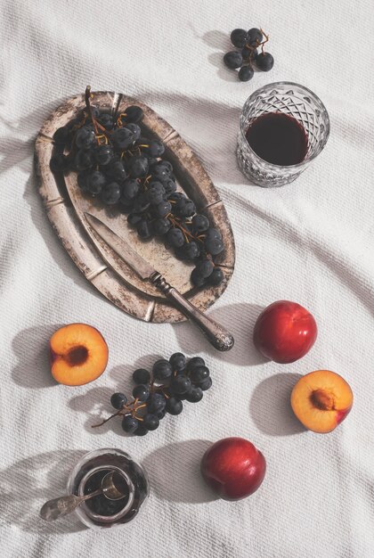 Vue de dessus délicieux arrangement de fruits