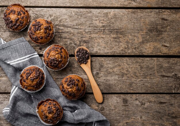 Vue de dessus délicieux arrangement de muffins sur fond de bois