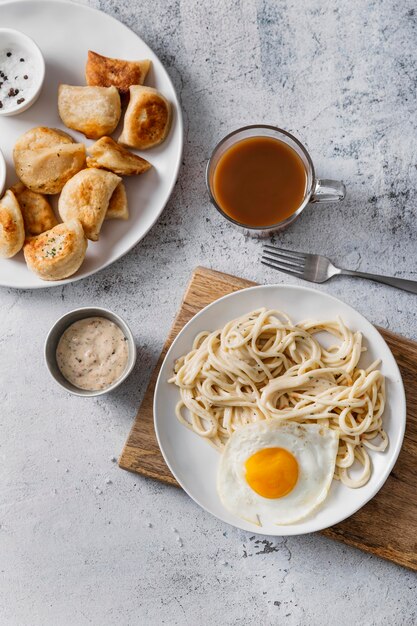 Vue de dessus délicieux arrangement de petit déjeuner